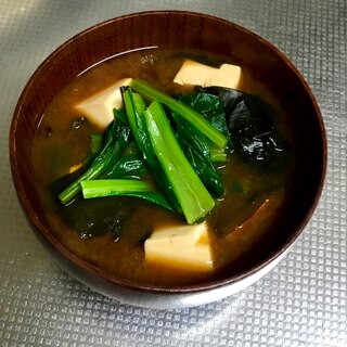 豆腐とわかめと小松菜の味噌汁